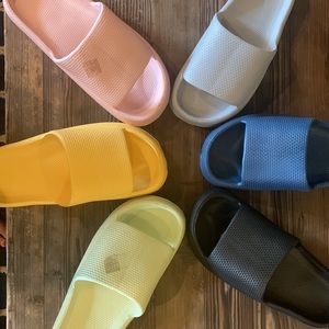 Cushion slides sz 40-41 NWT. Available Blue-Pink-gray-yellow-light green-black